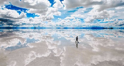 El Salar de Uyuni es una de las mayores reservas de litio en el mundo, según el Gobierno boliviano. Tiene una extensión de 10.582 kilómetros cuadrados y está situado a 3.650 metros de altitud en el departamento andino de Potosí. La temperatura en el lugar suele fluctuar entre los -3 y los 20 grados Celsius.