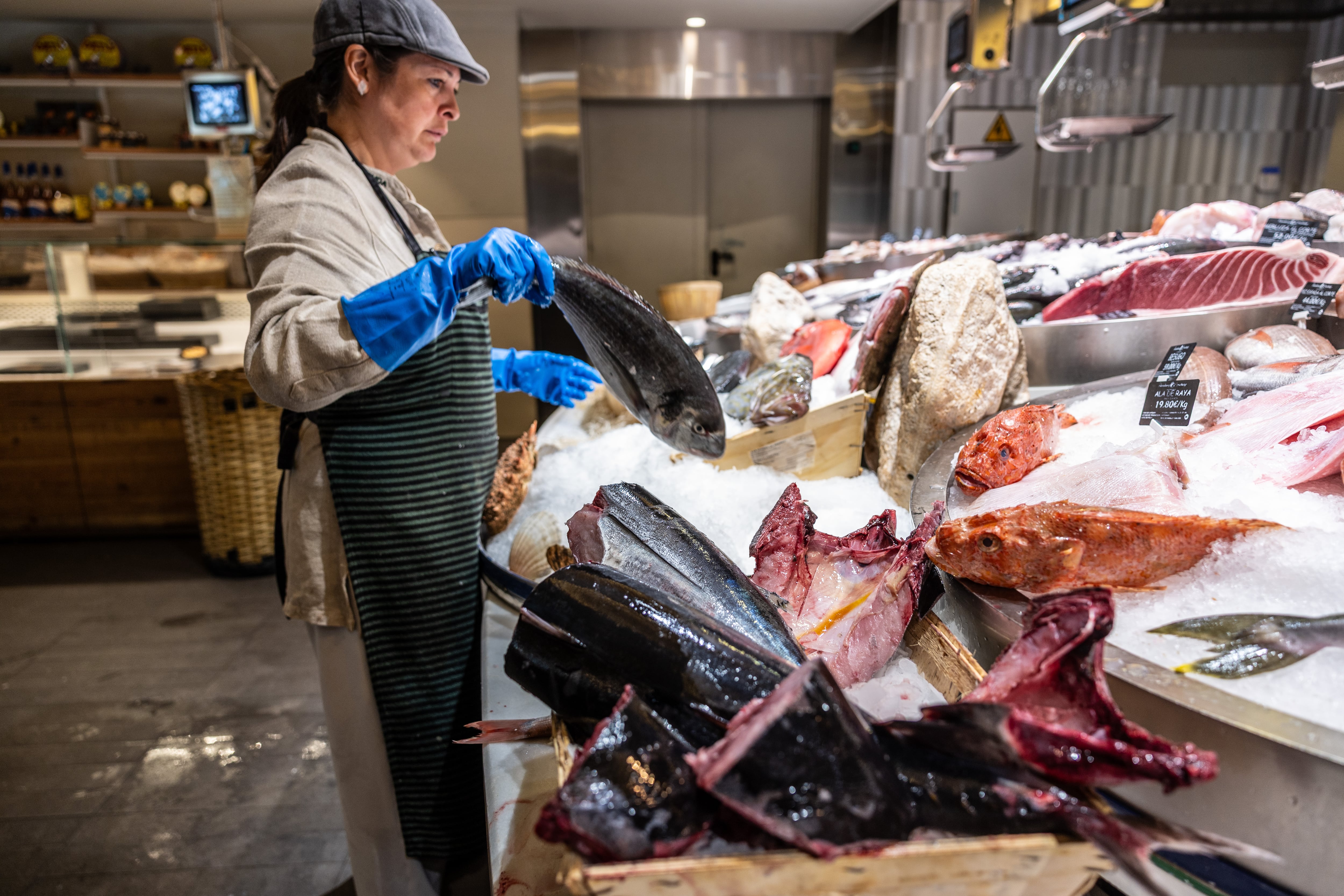 Qué comprar en julio en el mercado: pescados migratorios, melocotones, melón y sandía