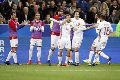 Deulofeu celebra el segundo gol de España.