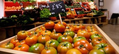 Una fruter&iacute;a con tomates en venta