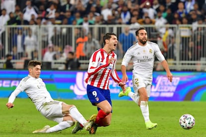 El centrocampista uruguayo del Real Madrid Federico Valverde comete una falta sobre el delantero español del Atlético de Madrid Álvaro Morata.
