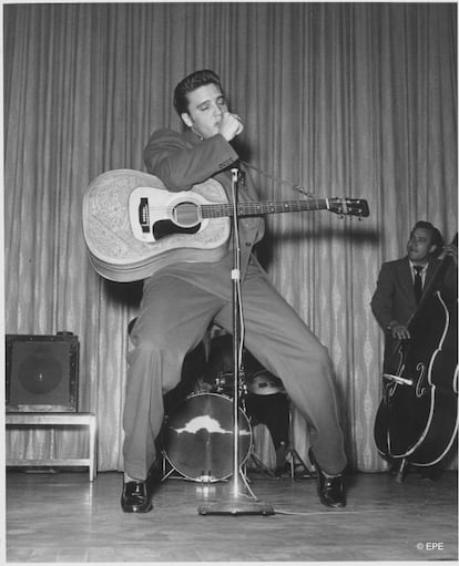 Elvis Presley durante una actuación.