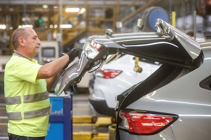 Un trabajador en la planta de Ford Almussafes (Valencia).