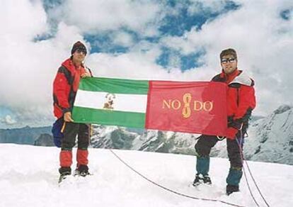 Juan Antonio Huisa y Pedro López, con las banderas de Andalucía y Sevilla, al coronar la cumbre de El Nevado Pisco.