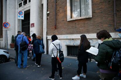 Varias personas esperan para entrar en una oficina en Roma este viernes, primer día de obligatoriedad del certificado covid en el trabajo. 