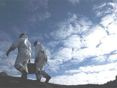 Retirando fuel del 'Prestige' en las playas gallegas