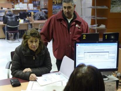 Una mujer es atendida en una oficina de empleo del ECyL de Valladolid