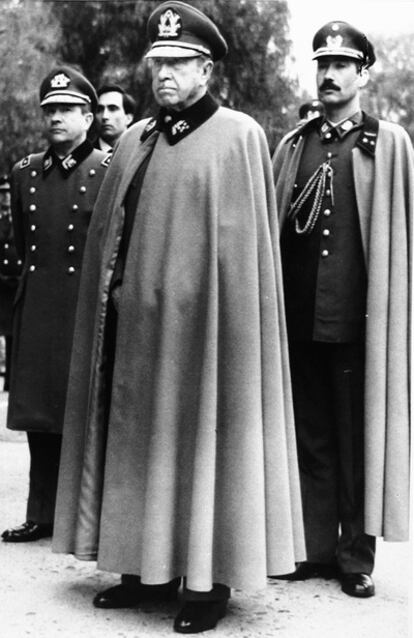 Pinochet, durante un acto militar en septiembre de 1988.