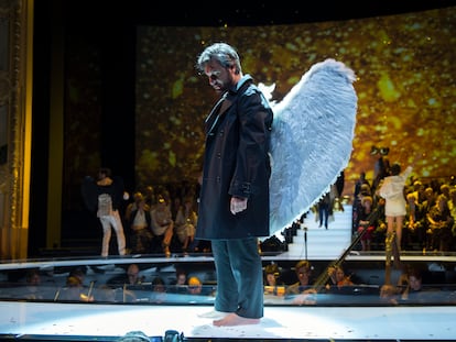 El bajo Nahuel Di Pierro como Séneca resucitado como querubín al final de ‘L’Incoronazione di Poppea’ en el Liceo de Barcelona.