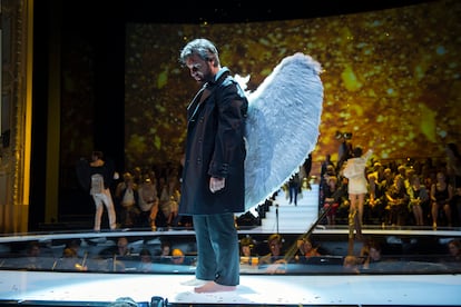 El bajo Nahuel Di Pierro como Séneca resucitado como querubín al final de ‘L’Incoronazione di Poppea’ en el Liceo de Barcelona.
