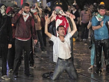 Un grupo de manifestantes se enfrenta a la polic&iacute;a. 