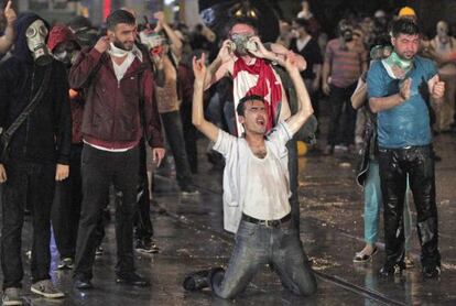 Un grupo de manifestantes se enfrenta a la polic&iacute;a. 