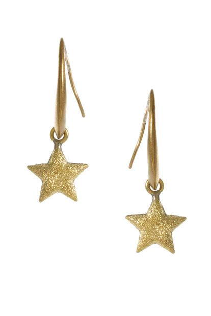 Pendientes de estrellas en dorado de Sam Ubhi (17 euros).