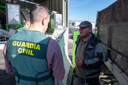 Agentes de la Guardia Civil consultan a los olivareros como parte del operativo de prevención de robos de aceituna.