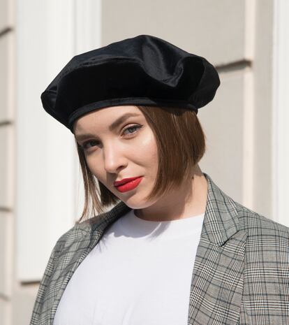 La influencer y productora rusa Lisaveta combina la boina de satén con un corte de pelo bob en un look muy afrancesado.