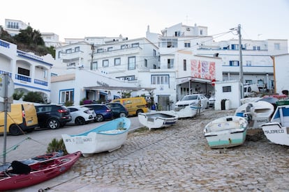El curioso  embarcadero de roca caliza en Burgau.