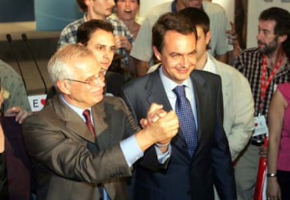 José Borrell y José Luis Rodríguez Zapatero celebran su triunfo en la sede del PSOE en Madrid.