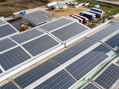 Paneles solares instalados en el tejado de la fábrica de Losán en Soria, que ocupan unos 25.000 metros cuadrados de los casi 30.000 que mide la cubierta en total. 
