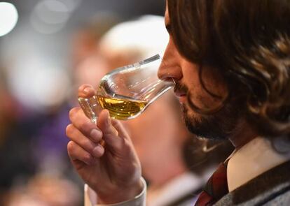 Un joven dubitativo bebiendo whisky. "¿Por qué no me han dejado echarle Coca Cola?"