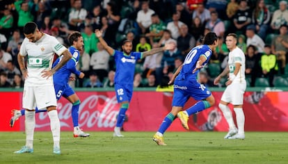 Enes Unal celebra su gol ante el Elche este lunes en el Martínez Valero.