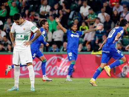 Enes Unal celebra su gol ante el Elche este lunes en el Martínez Valero.