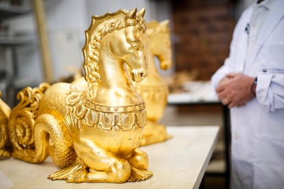 Hipocampos dorados que servían de peana para un envolvedor (donde se cambiaban los pañales a los bebés de la realeza) en el Taller de dorado y estucos de Patrimonio Nacional en el Palacio Real de Madrid.