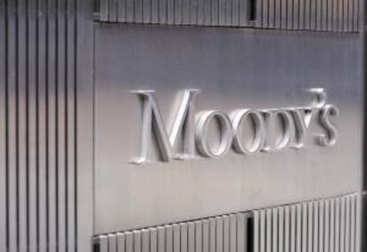 Imagen corporativa de Moody's en las oficinas centrales de la agencia, en Nueva York (Estados Unidos). EFE/Archivo