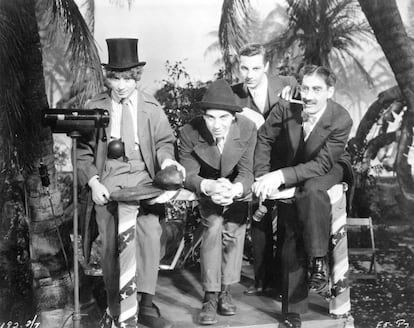 Los hermanos Marx: Harpo, Chico, Zeppo Marx y Groucho posan durante un descanso de la película 'Plumas de caballos' de 1932.