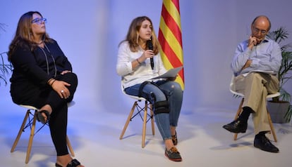 Marta Pascal (c), secretaria general del Partit Nacionalista de Catalunya, Olga Tortosa, presidenta del PNC, y el portavoz de El País de Demà, Antoni Garrell.