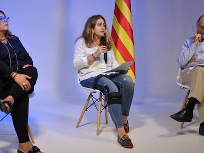 Marta Pascal (c), secretaria general del Partit Nacionalista de Catalunya, Olga Tortosa, presidenta del PNC, y el portavoz de El País de Demà, Antoni Garrell.