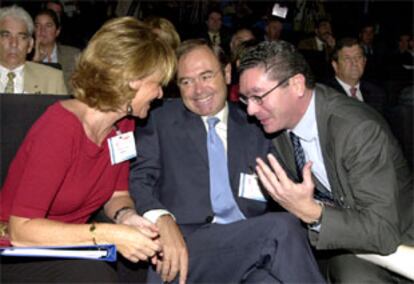 El presidente de la Comunidad de Madrid, Alberto Ruiz Gallardón (derecha), conversa con la presidenta del Senado, Esperanza Aguirre, en presencia del presidente del PP de Madrid, Pío García-Escudero durante el XII Congreso Regional del partido.