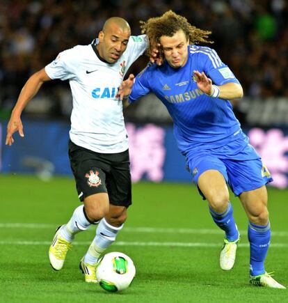 Emerson pelea el balón con David Luiz.