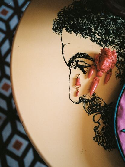 Mesa Fornasetti de 1960 con un broche de coral de 185.