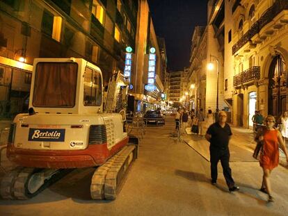 Obras de reasfaltado en la calle de Lauria, en el centro de Valencia.