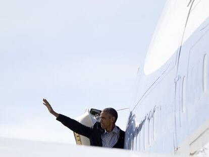 Obama saluda desde el Air force One al llegar a California.