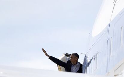 Obama saluda desde el Air force One al llegar a California.