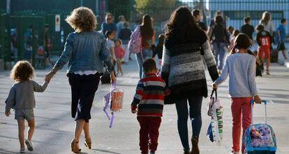 Varias madres llevan a sus hijos a sus centros de Educación Infantil y Primaria.