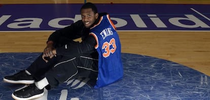 Ewing Jr. posa con la camiseta de su padre en el pabellón Pisuerga.