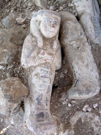 Detalle de uno de los <i>shabtis,</i> estatuillas que representan al difunto momificado.