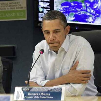 Obama, ayer en el centro de gestión de emergencias, en Washington.