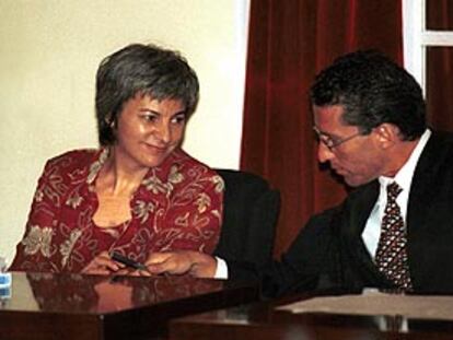 Dolores Vázquez, junto a su abogado, ayer, en un momento del juicio.