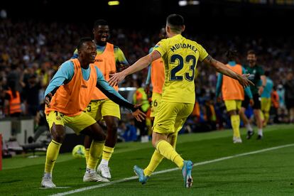 Moi Gómez celebra con sus compañeros el gol que supuso el 0-2 definitivo en la victoria del Villarreal en el Camp Nou.