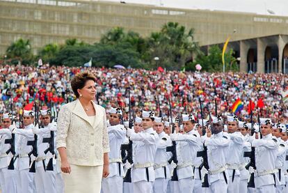 La nueva mandataria eligión un vestido en color marfil para huir del rojo -el color de su partido- y escenificar así que quiere gobernar para todos los brasileños.