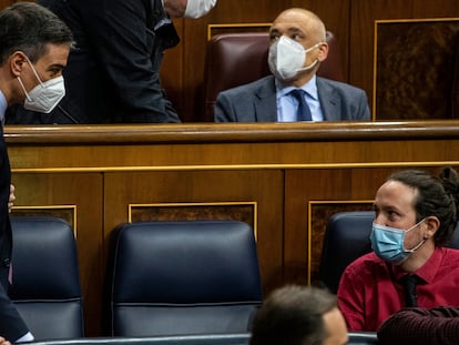 El presidente del Gobierno, Pedro Sánchez (a la derecha), y del todavía vicepresidente segundo, Pablo Iglesias (a la derecha), este miércoles en el Congreso.