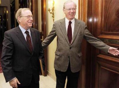 El presidente del Senado belga, Armand de Decker (derecha), recibe a Wilfried Martens.