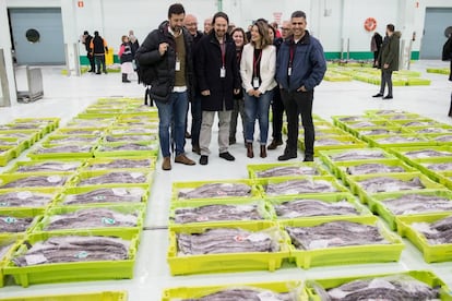 El secretario general de Podemos y candidato por Unidas Podemos, Pablo Iglesias, visita la subasta de la Lonja de A Coruña, el 25 de abril de 2019. 