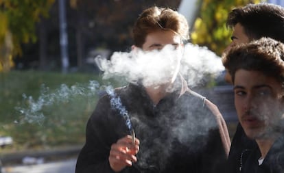 Varios jóvenes fuman en un parque en Terrassa, en diciembre pasado.
