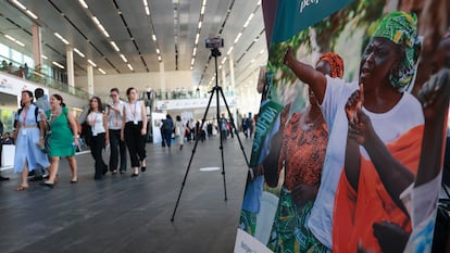 Asistentes a la Cumbre de la ONU recorren las instalaciones del Palacio de Congresos de Sevilla.