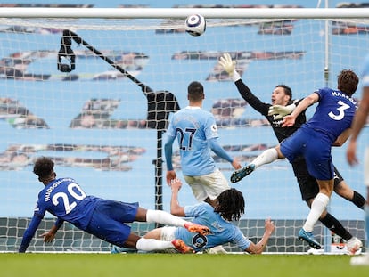 Marcos Alonso marca el último gol del partido este sábado en el Etihad.