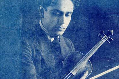 Silvestre Revueltas sosteniendo un viol&iacute;n. Chicago, 1920&ndash;1921.